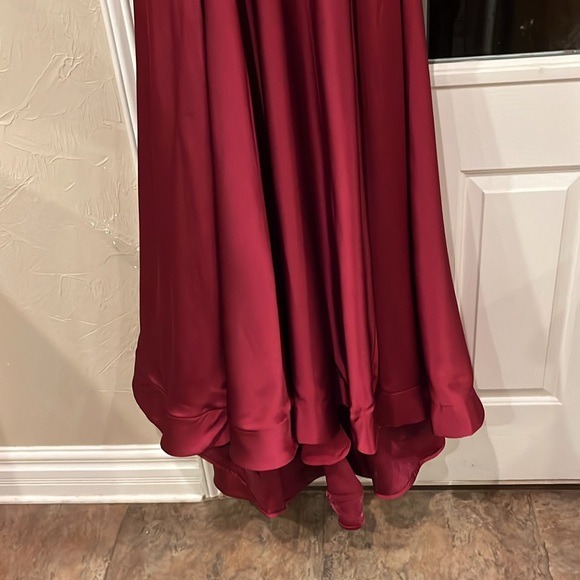 NWT La Femme size 4 red satin v-neck formal gown - Picture 5 of 12